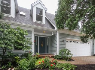 1570 W Wiesbrook Rd, Wheaton, IL 60189