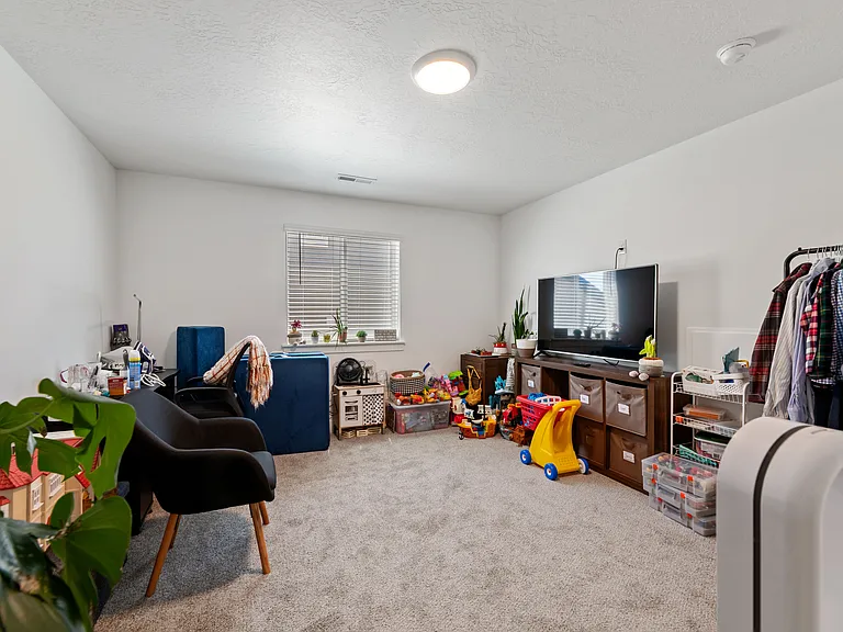932 N Olson Dr — Photo 13