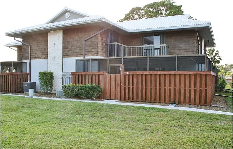 1st image of 601 SE Castle Ct