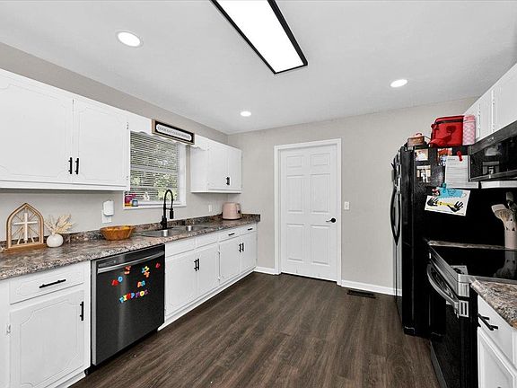5th image of 105 Hobert Warren St