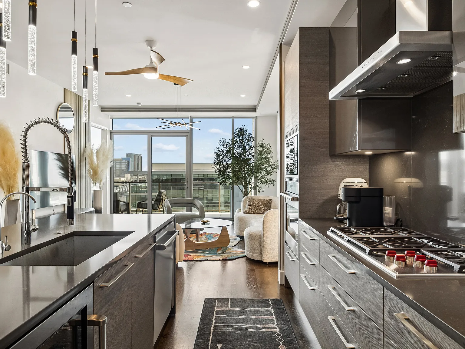 1 bed, 1018 sqft, $4,950 — Photo 4