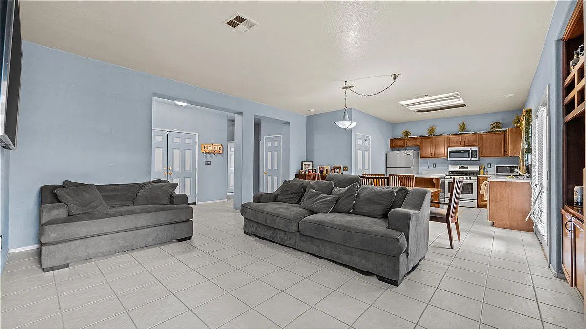 3 bed, 2.0 bath, 1432 sqft, $2,550 — Photo 2