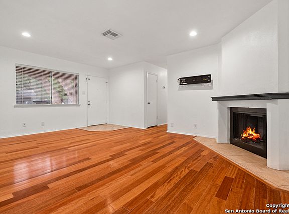 4th image of 2706 FLORAL WAY DR