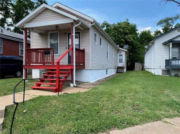 709 Gimblin Rd, Saint Louis, MO 63147