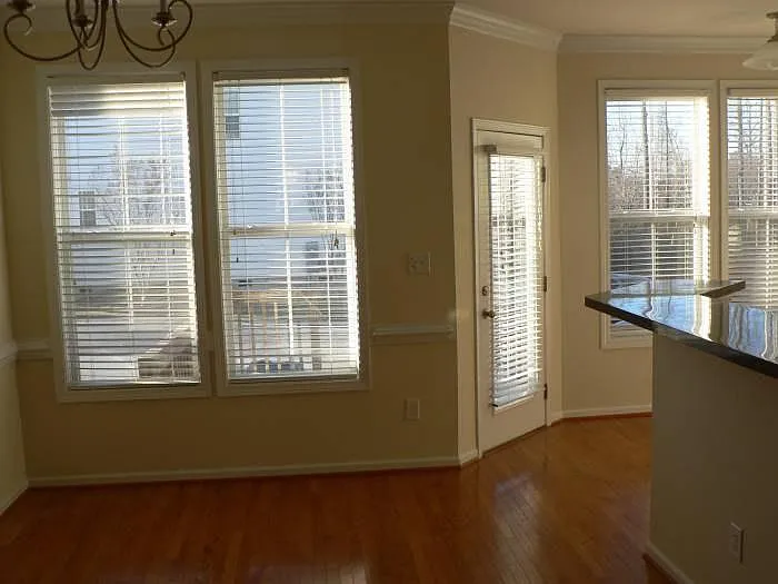 3 bed, 2.5 bath, 1570 sqft, $1,895 — Photo 2