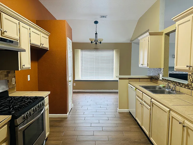 7720 NW 113th Pl — Photo 5