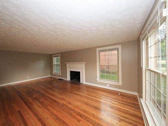 3rd image of 718 W Hillcrest Ave