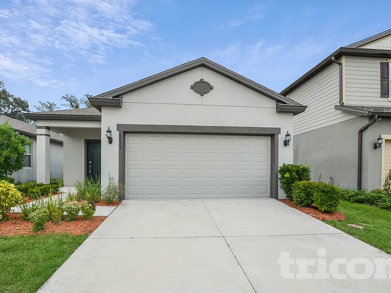 2837 E Lake Pointe Dr — Photo 1