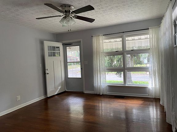 3rd image of 2870 Brownlee Ave