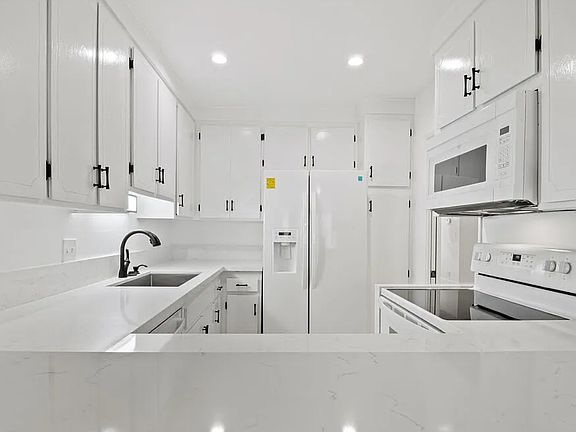 3rd image of 1250 S Beverly Glen Blvd APT 205