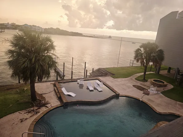560 Pleasure Island Blvd, Pt Arthur, TX