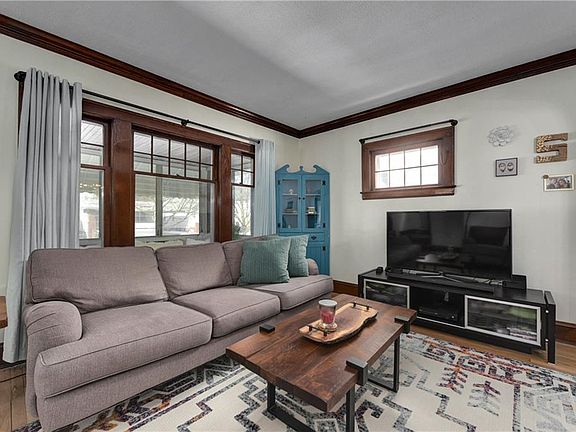 5th image of 2055 Clarence Ave
