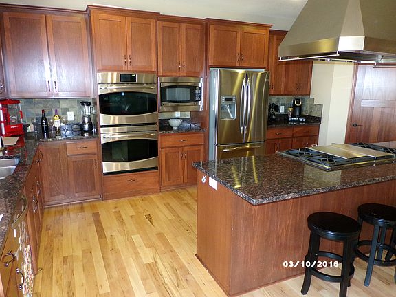Gourmet kitchen to love!