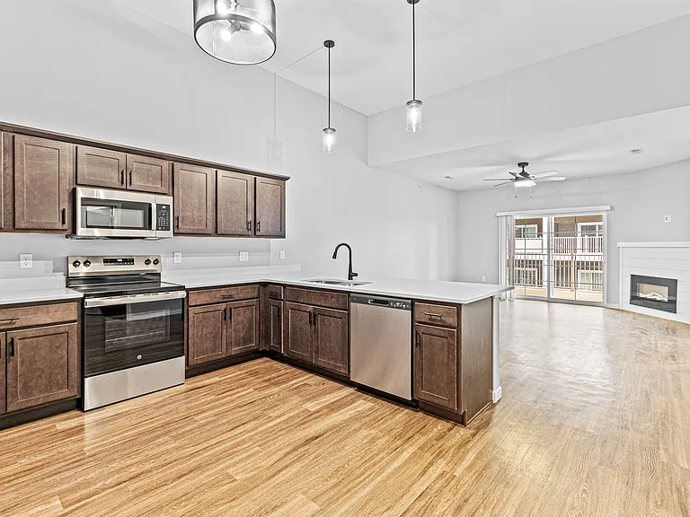 Spring Rose Cir — Photo 44