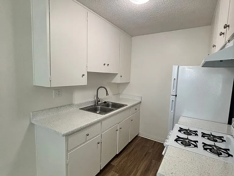 University Terrace Apartments — Photo 8