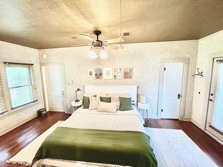 412 W Milam St — Photo 13