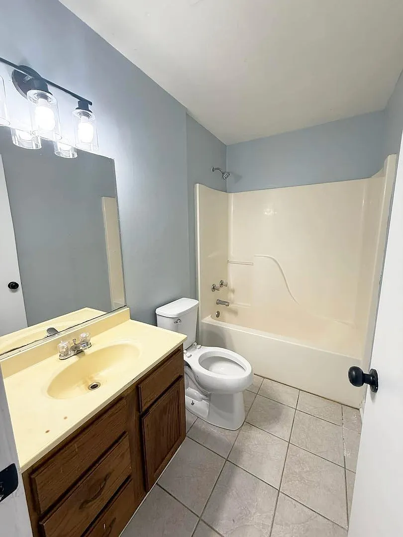 2 Bed 1 Bath Close to Downtown — Photo 4