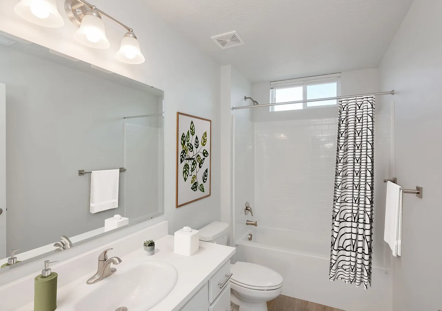 2 Bedroom Apartments in Caldwell With Style, Convenience & Comfort! — Photo 2