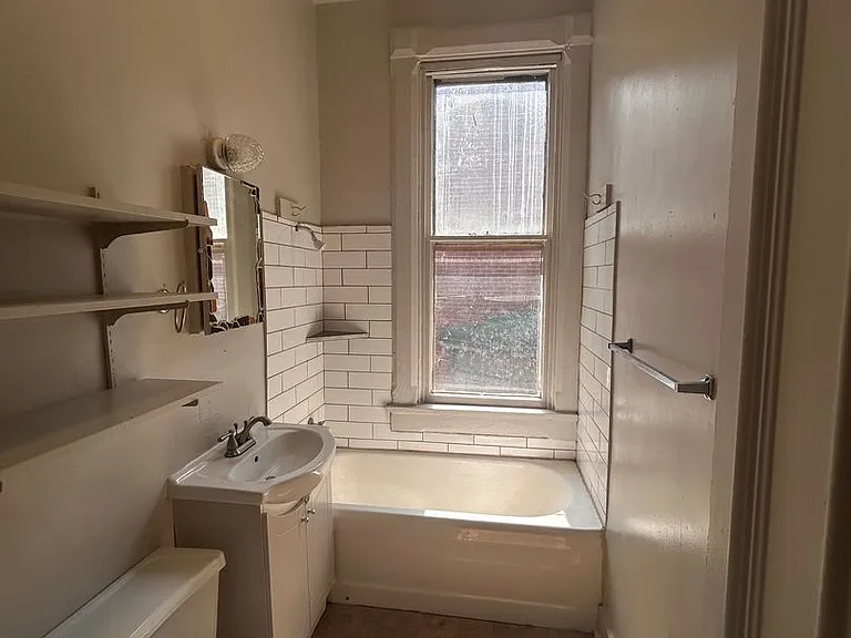 601 W Wayne St — Photo 5