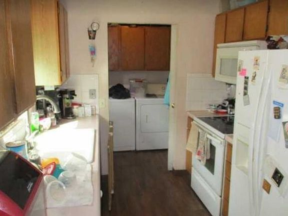 4th image of 2851 1/2 Bunting Ave