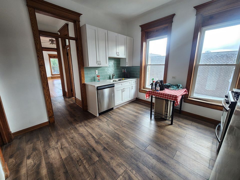 1st image of 2404 W Superior St APT 2E