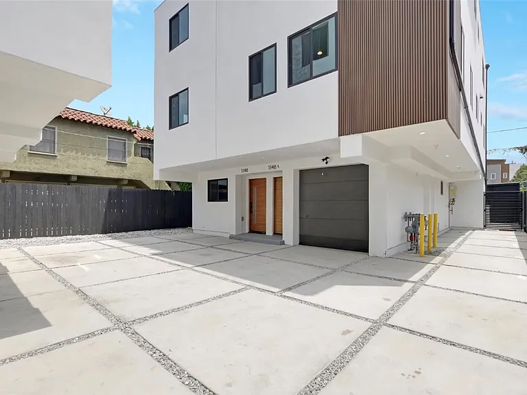1148 N Sycamore Ave — Photo 2