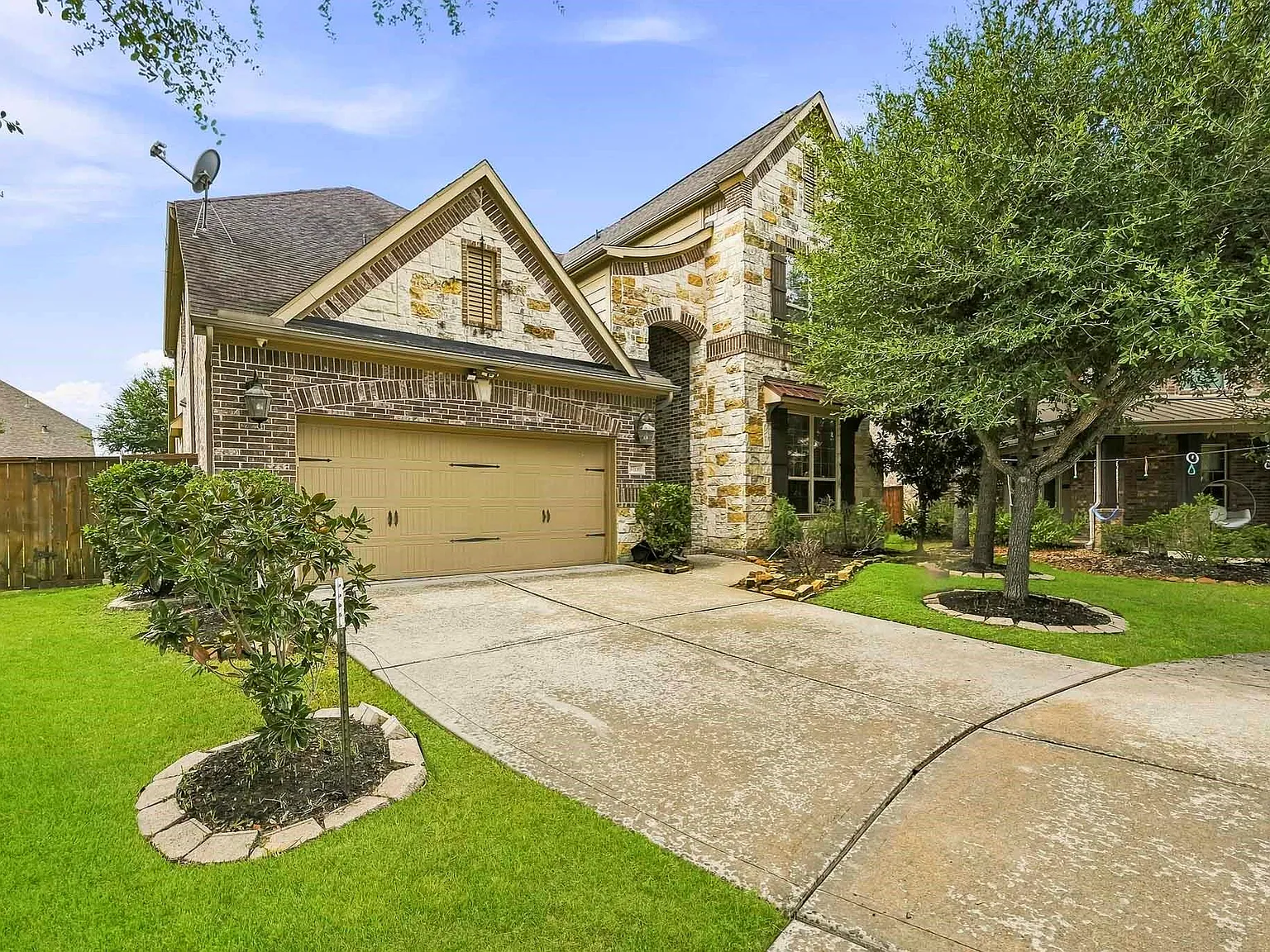 4 bed, 3.5 bath, 3511 sqft, $3,300 — Photo 2