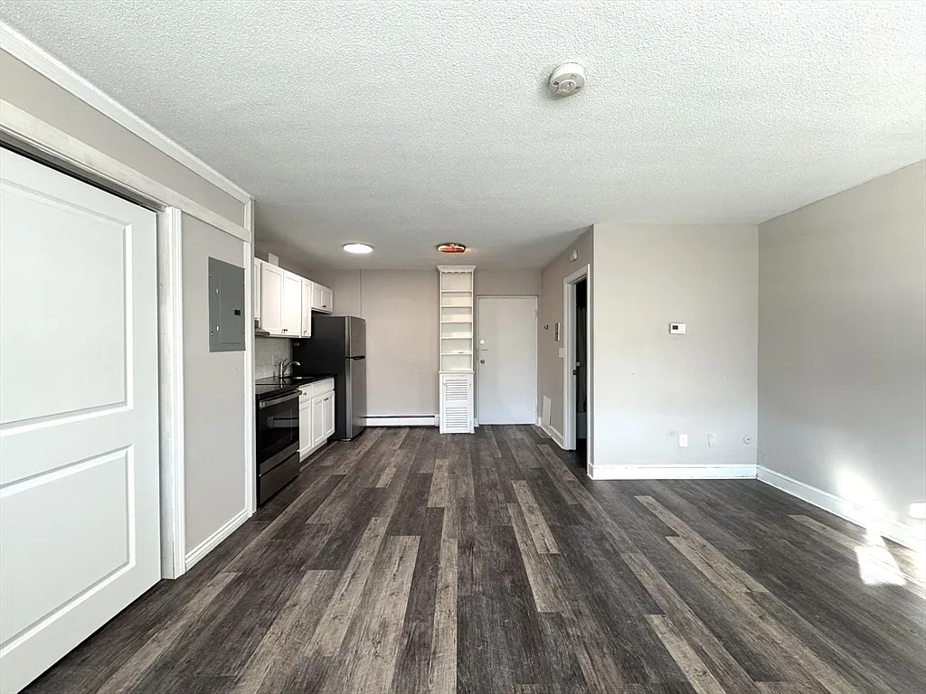 Studio, 1.0 bath, 399 sqft, $1,700 — Photo 2