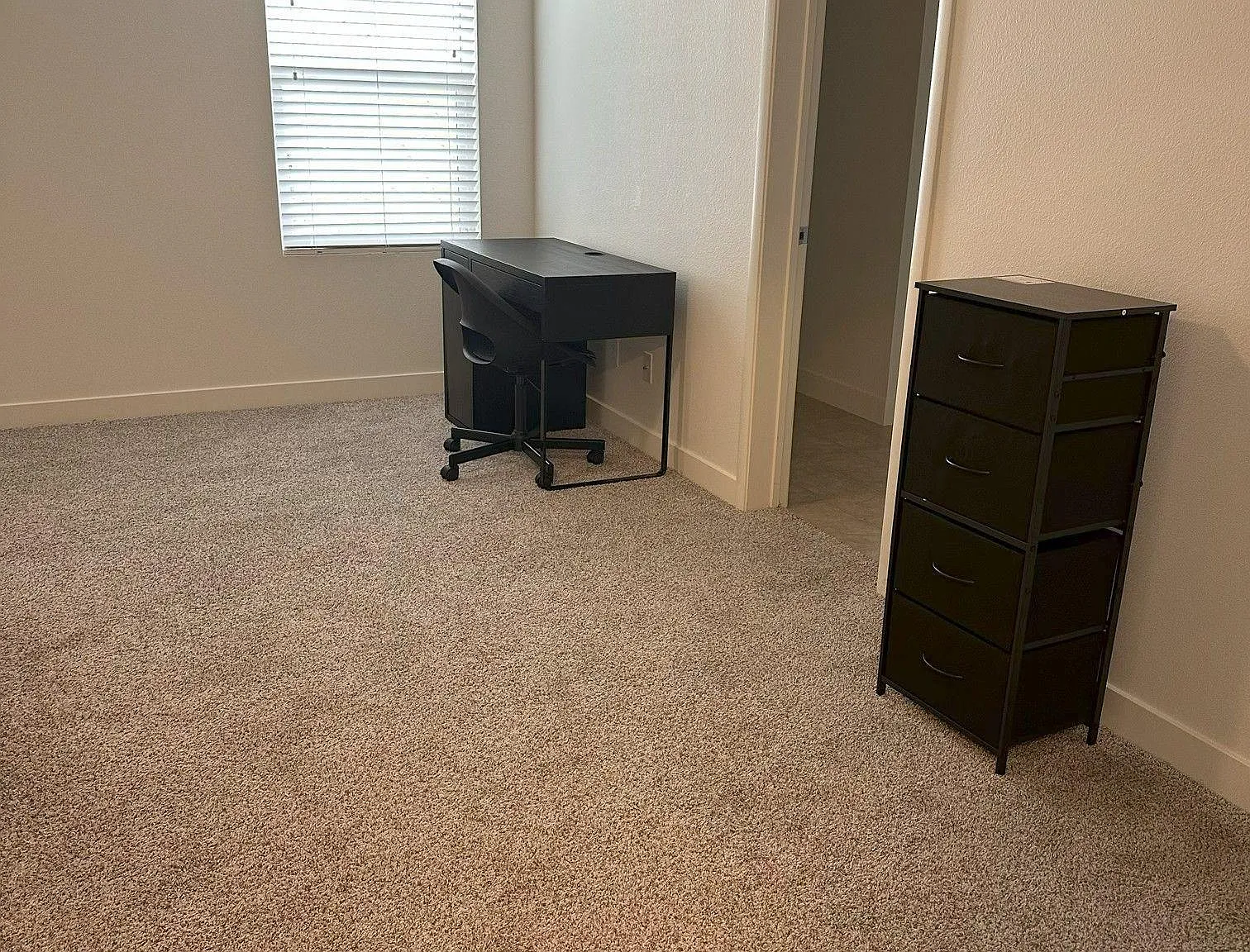 4 bed, 3.0 bath, 2424 sqft, $1,087 — Photo 2
