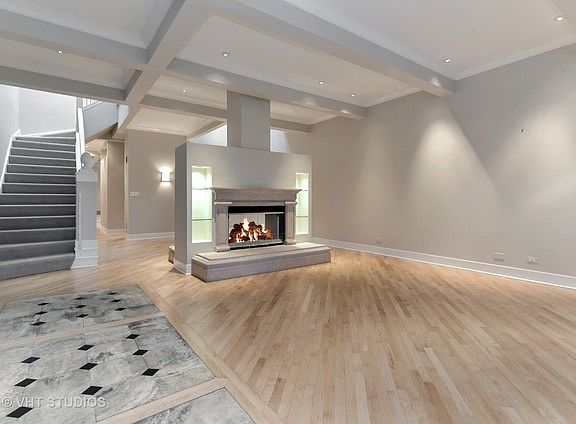3rd image of 2049 N Kenmore Ave