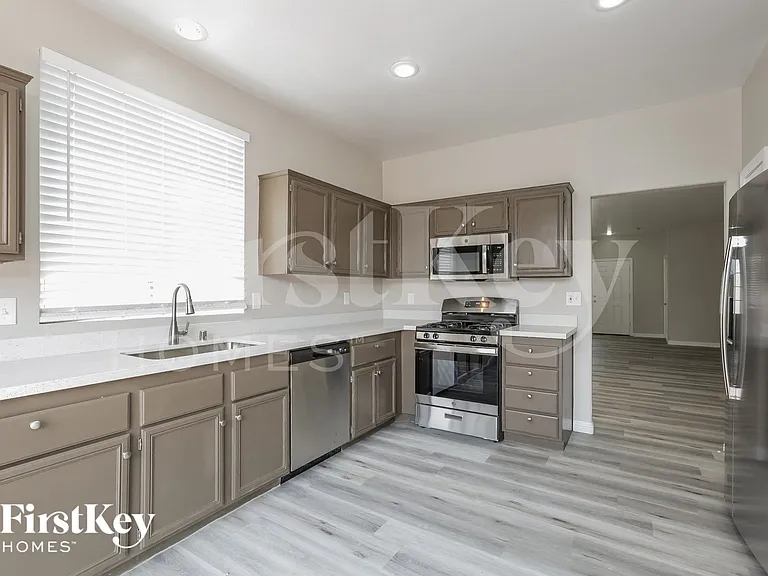 8717 W Rochelle Ave — Photo 6