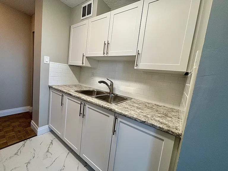 676 King St — Photo 7