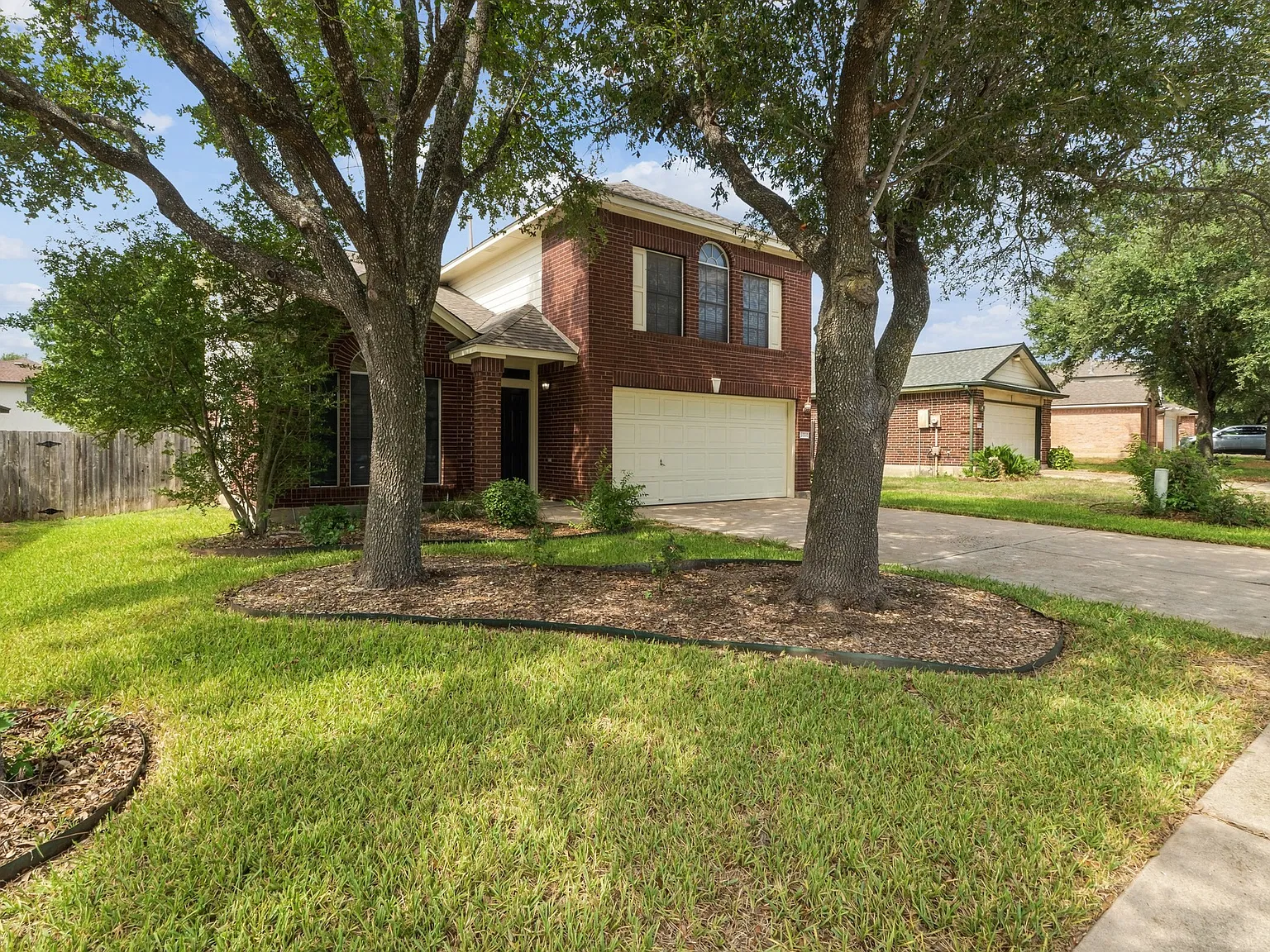 4 bed, 2.5 bath, 2075 sqft, $2,095 — Photo 3