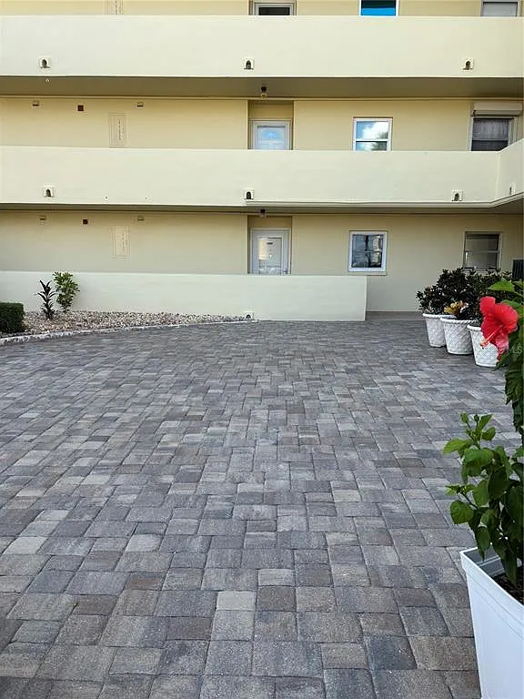 1 bed, 1.0 bath, 815 sqft, $2,000 — Photo 1