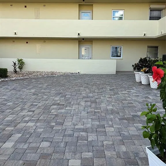 4725 Cove Cir #104 — Photo 1