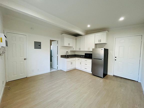 4th image of 1733 Granville Ave APT 9