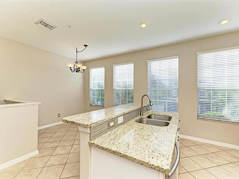 3047 Pointeview Dr — Photo 11