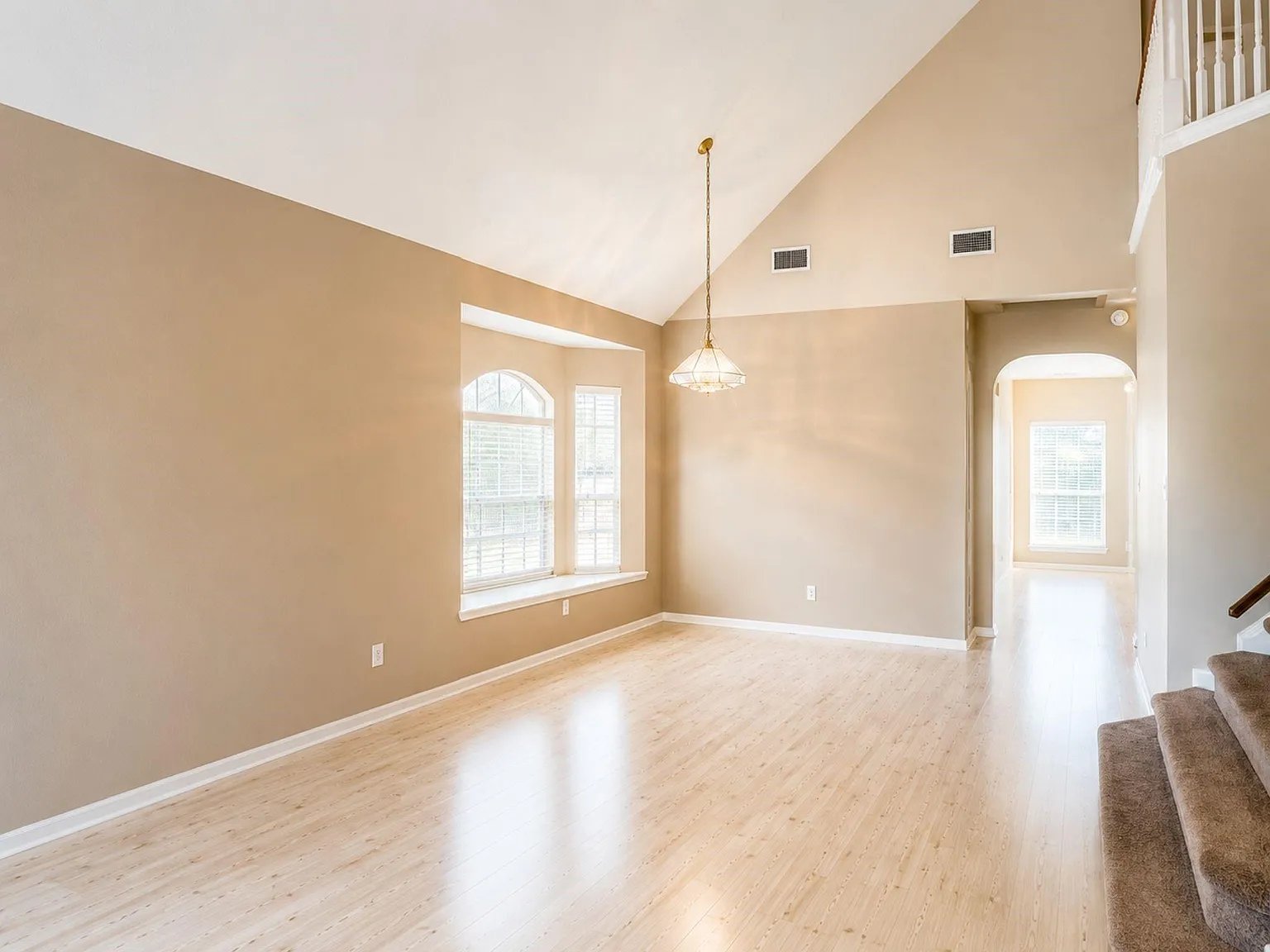 5 bed, 3.5 bath, 3219 sqft, $3,200 — Photo 3
