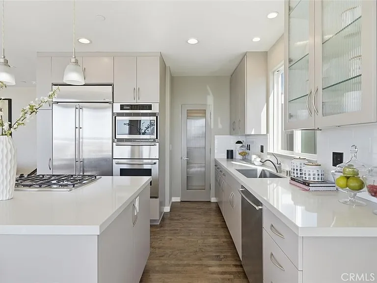2406 Ocean Dr — Photo 9