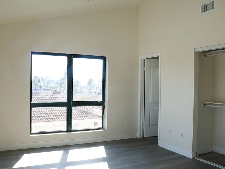 546 N Lark Ellen Ave #4 — Photo 13