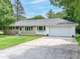 9122 N Iroquois Rd, Bayside, WI 53217