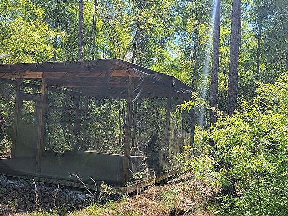 16 x 16' screened area.