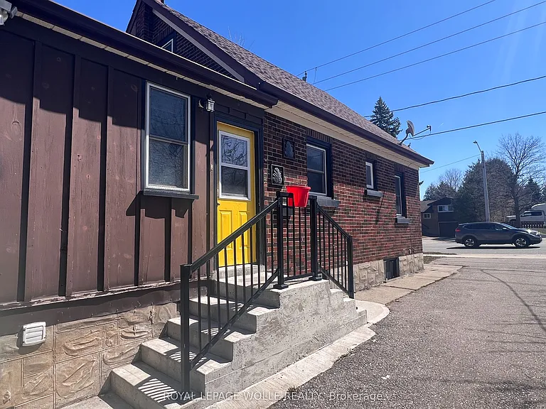 480 Ottawa St S #UPPER — Photo 2