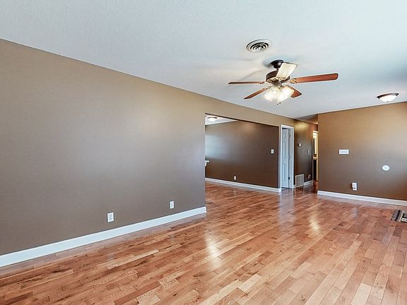 3rd image of 781 Iroquois St