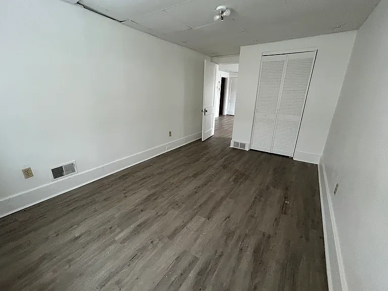 19 Singer Ave — Photo 3