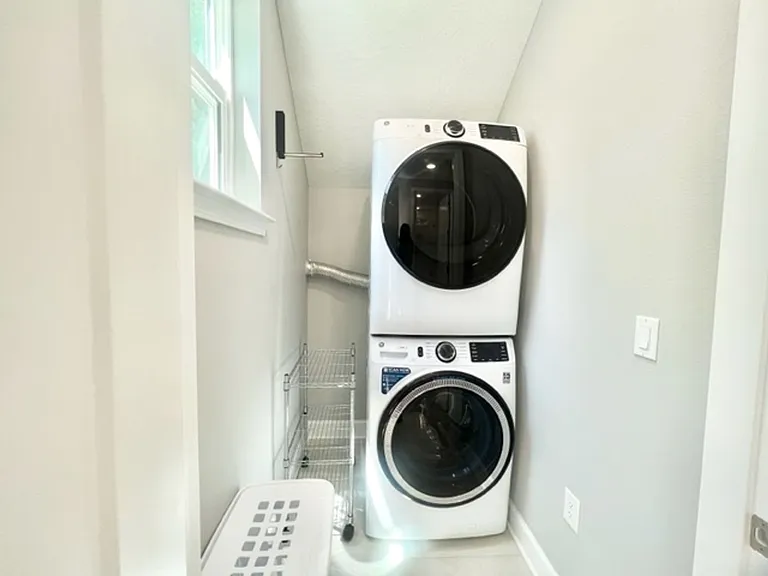 213 Allen St — Photo 11