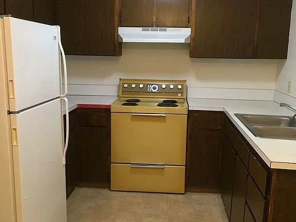 2nd image of 131 NW Deer St APT 2