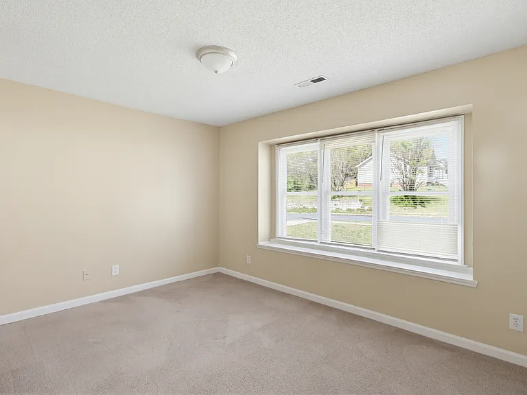 210 E McCulloch St — Photo 19