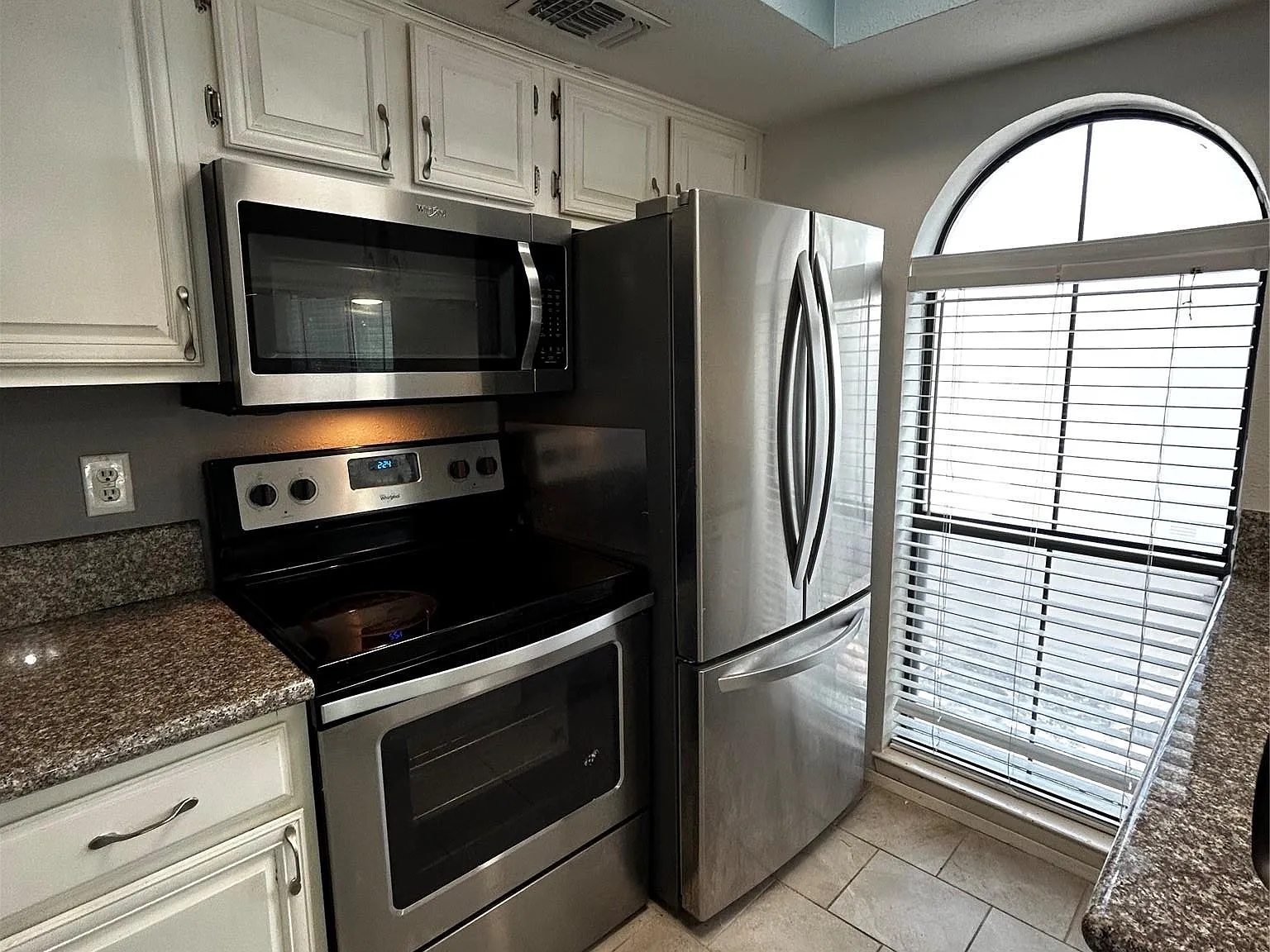 2 bed, 2.0 bath, 850 sqft, $1,795 — Photo 2