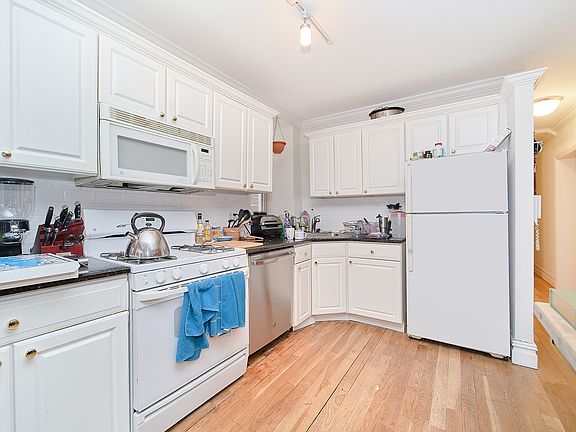 4th image of 207 W 10th St